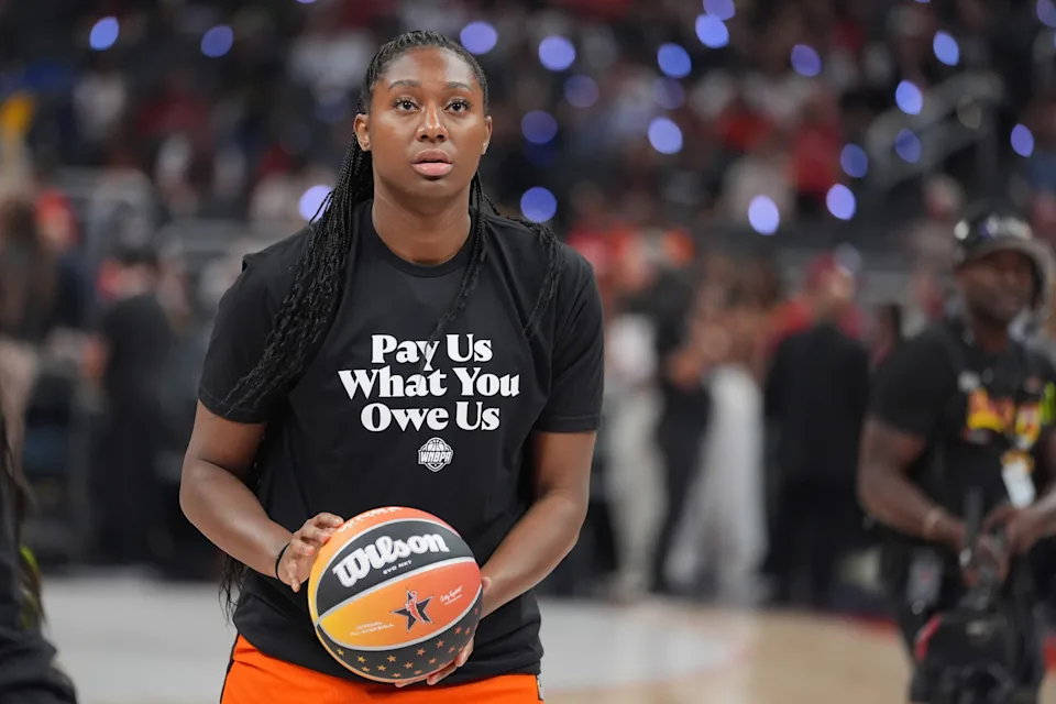 ออลสตาร์ WNBA สร้างความโดดเด่นด้วยเสื้อวอร์มอัพเหนือ CBA